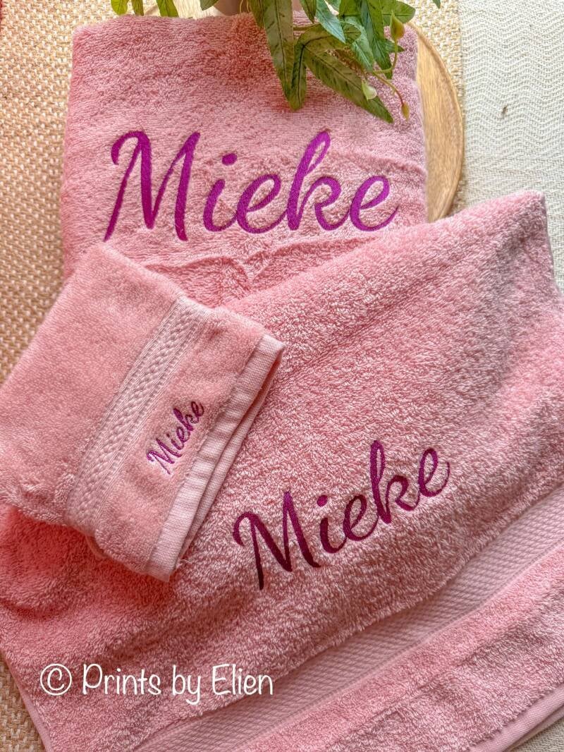 Geborduurde handdoek met naam als persoonlijk cadeau