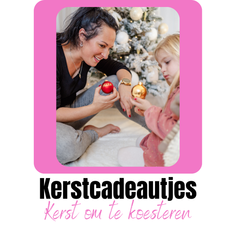 Mama en kinderen bij de kerstboom met gepersonaliseerde kerstcadeautjes