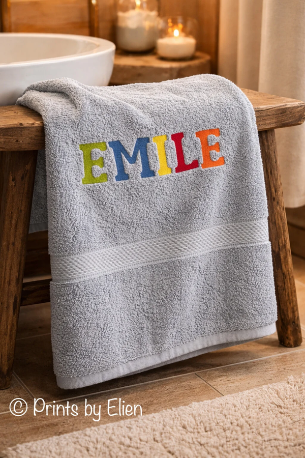 HEMA handdoek met naam – Regenboog letters geborduurd
