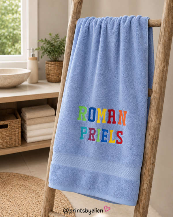 HEMA handdoek met naam – Regenboog letters geborduurd