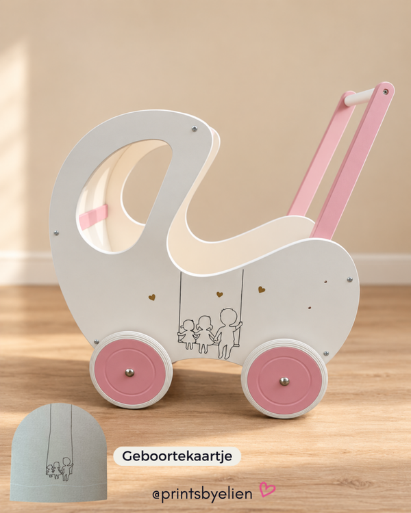 Houten poppenwagen met naam – ontwerp op maat van het geboortekaartje