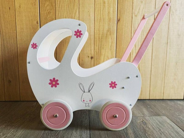 Houten poppenwagen met naam – ontwerp op maat (geboortekaartje)