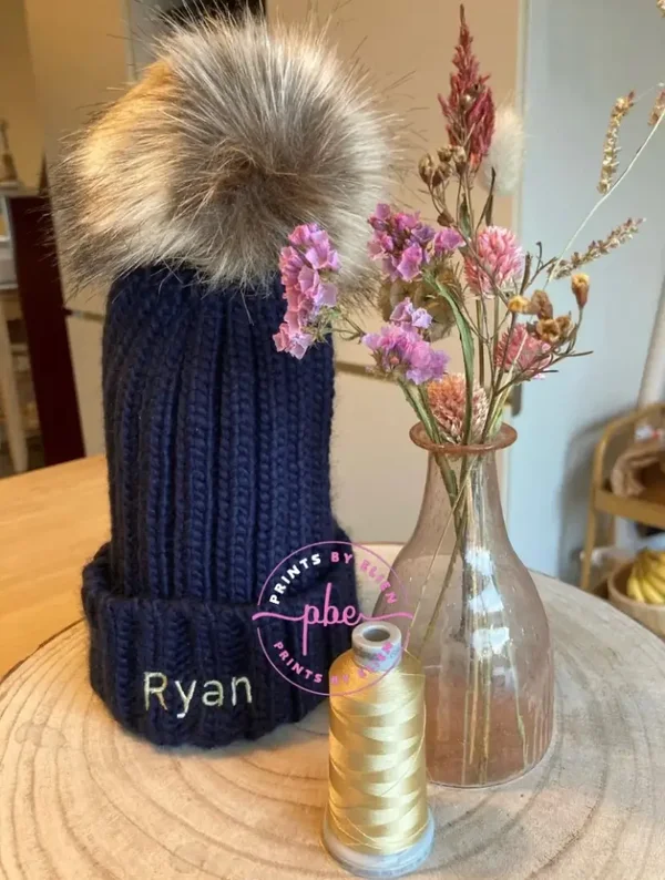 Muts met naam en pompon – geborduurde wintermuts