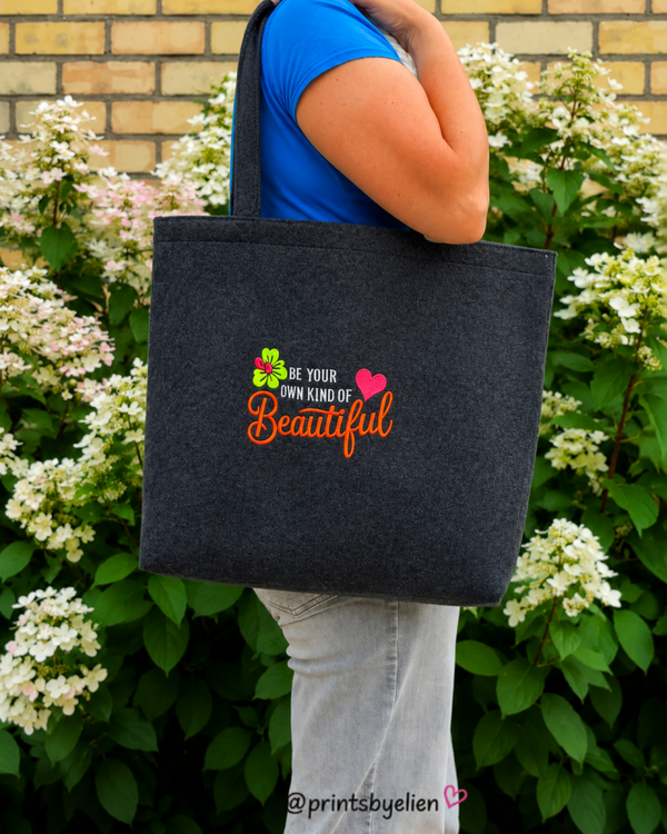Vilten tas met geborduurde quote – Be Your Own Kind Of Beautiful