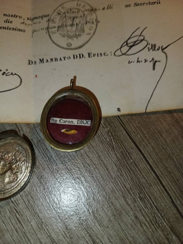 De spina Corona DNJC gilded relic holder and document