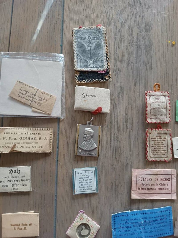 Relic pouches and relics huge lot ideal for resale total 44 ossibus