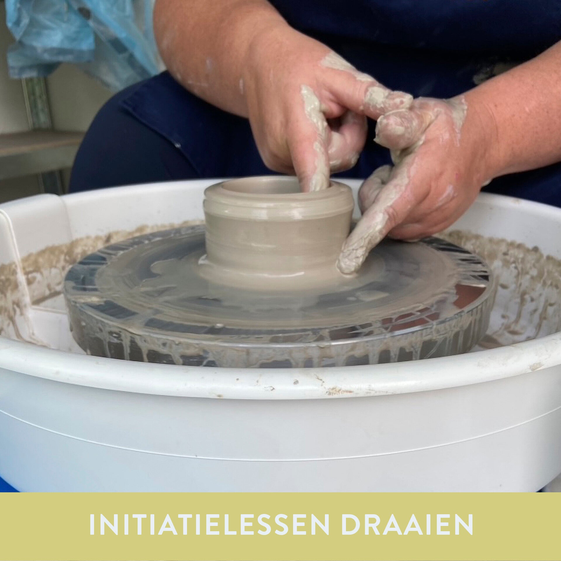 handen die klei draaien voor keramiek