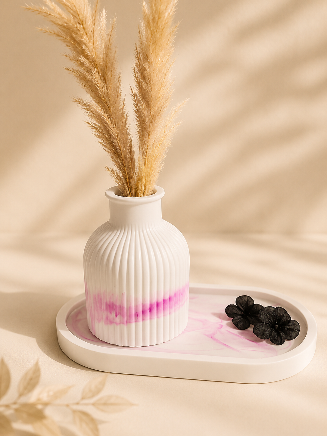 Vase und Untersetzer aus Gips