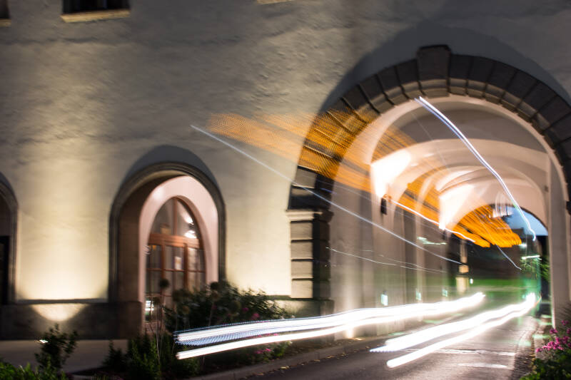 Bus fährt durch das Grazer Tor