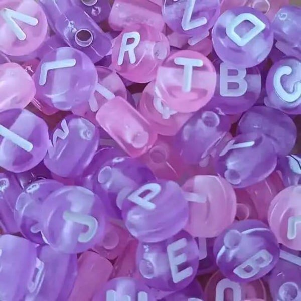 Perles rondes acryliques alphabet violet/rose/blanc