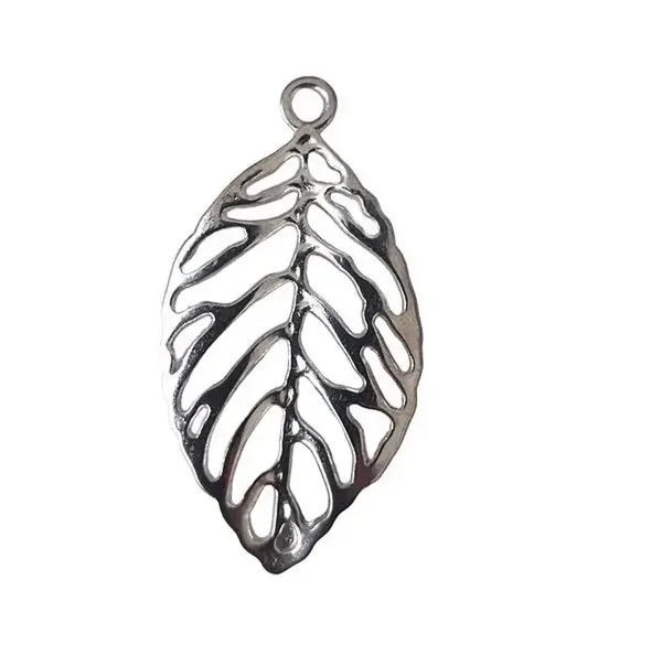Pendentif feuille en métal argenté