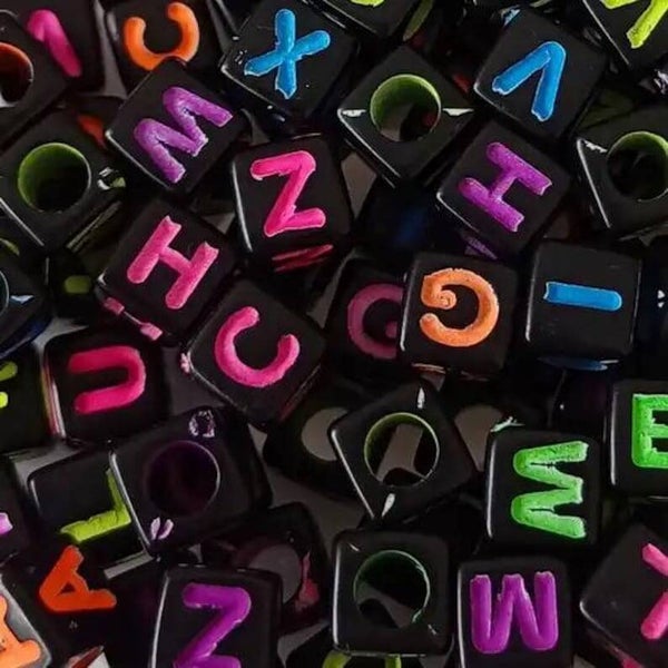 Perles carrées acryliques alphabet coloré/noir