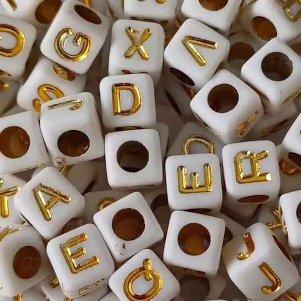 Perles carrées acryliques alphabet doré/blanc