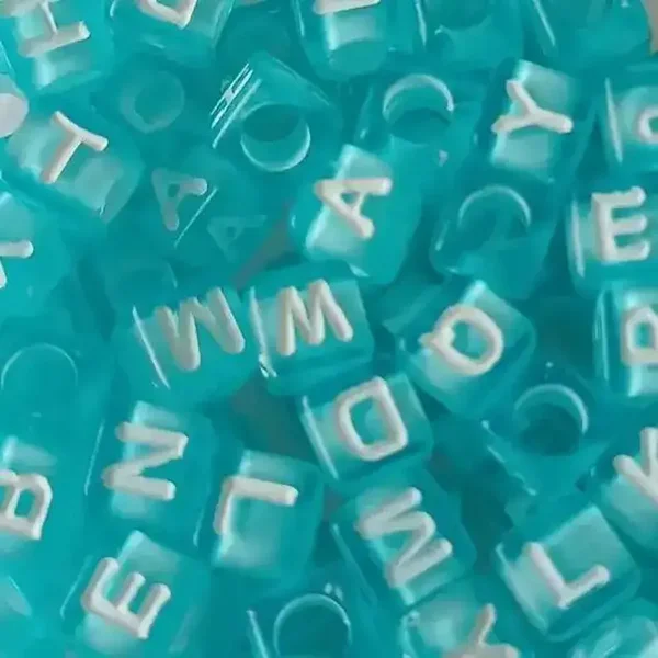 Perles carrées acryliques alphabet bleu/blanc