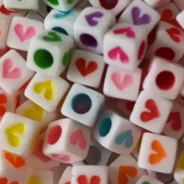 Perles carrées acryliques coeur