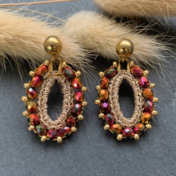 Oorbellen ovaal gehaakt met oorknopje, Donkerrood/Goud