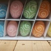 Eieren 6cm 6 kleuren assorti 12 stuks - Paasdecoratie - Pasen EAN: 8714887215670  Feestdecoratie