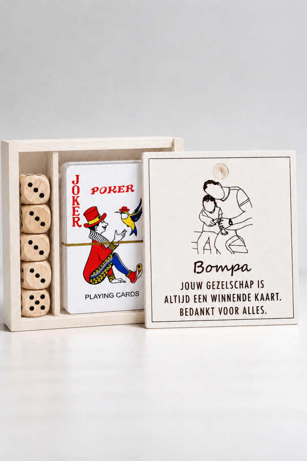gepersonaliseerd kaartspel met dobbelstenen in houten doosje