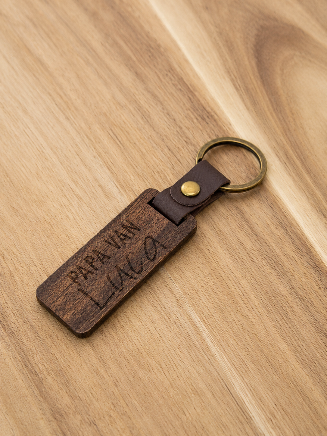 Gepersonaliseerde donker houten sleutelhanger