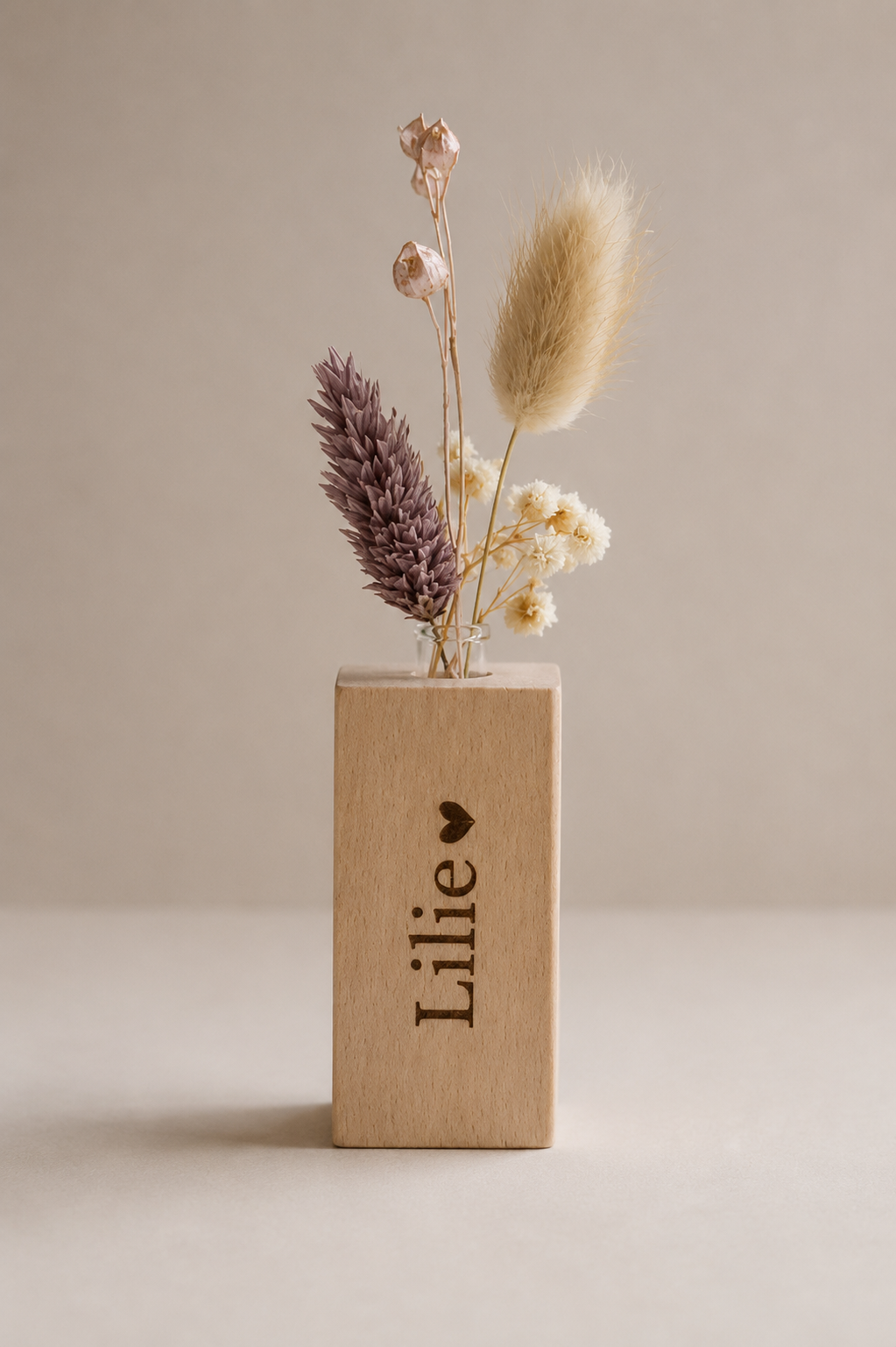 gegraveerd houten vaasje met droogbloemen