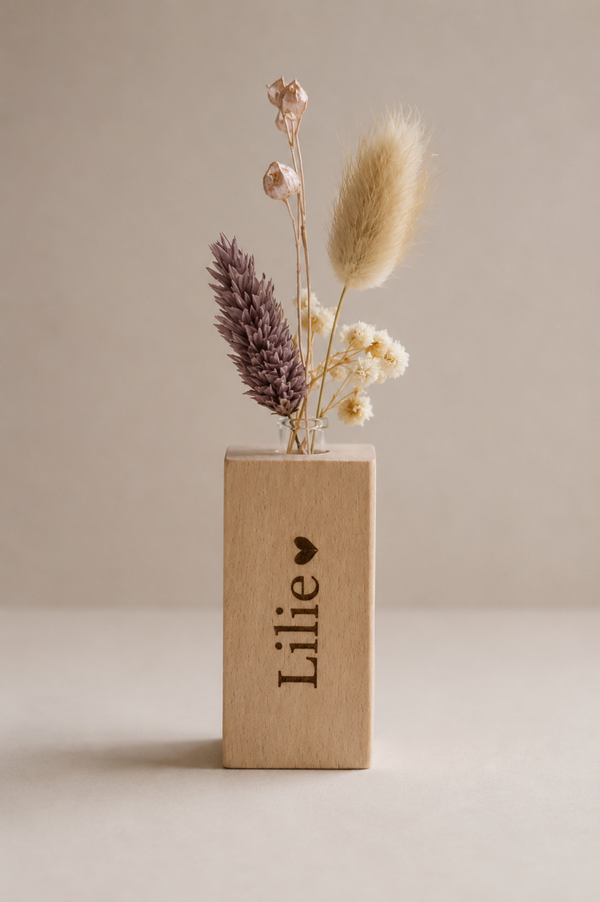 gegraveerd houten vaasje met droogbloemen