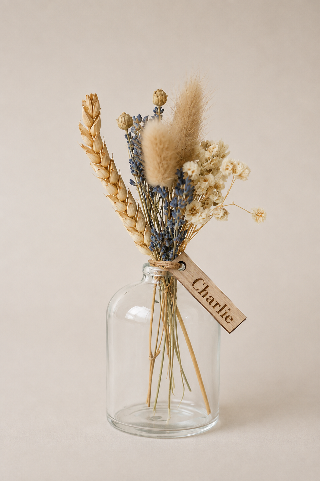 glazen vaasje met droogbloemen