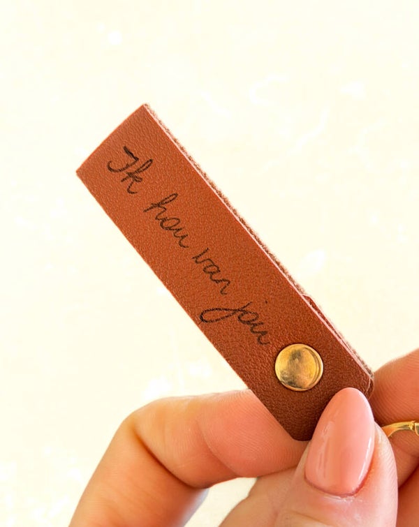 Gepersonaliseerde kunstleren sleutelhanger in eigen handschrift