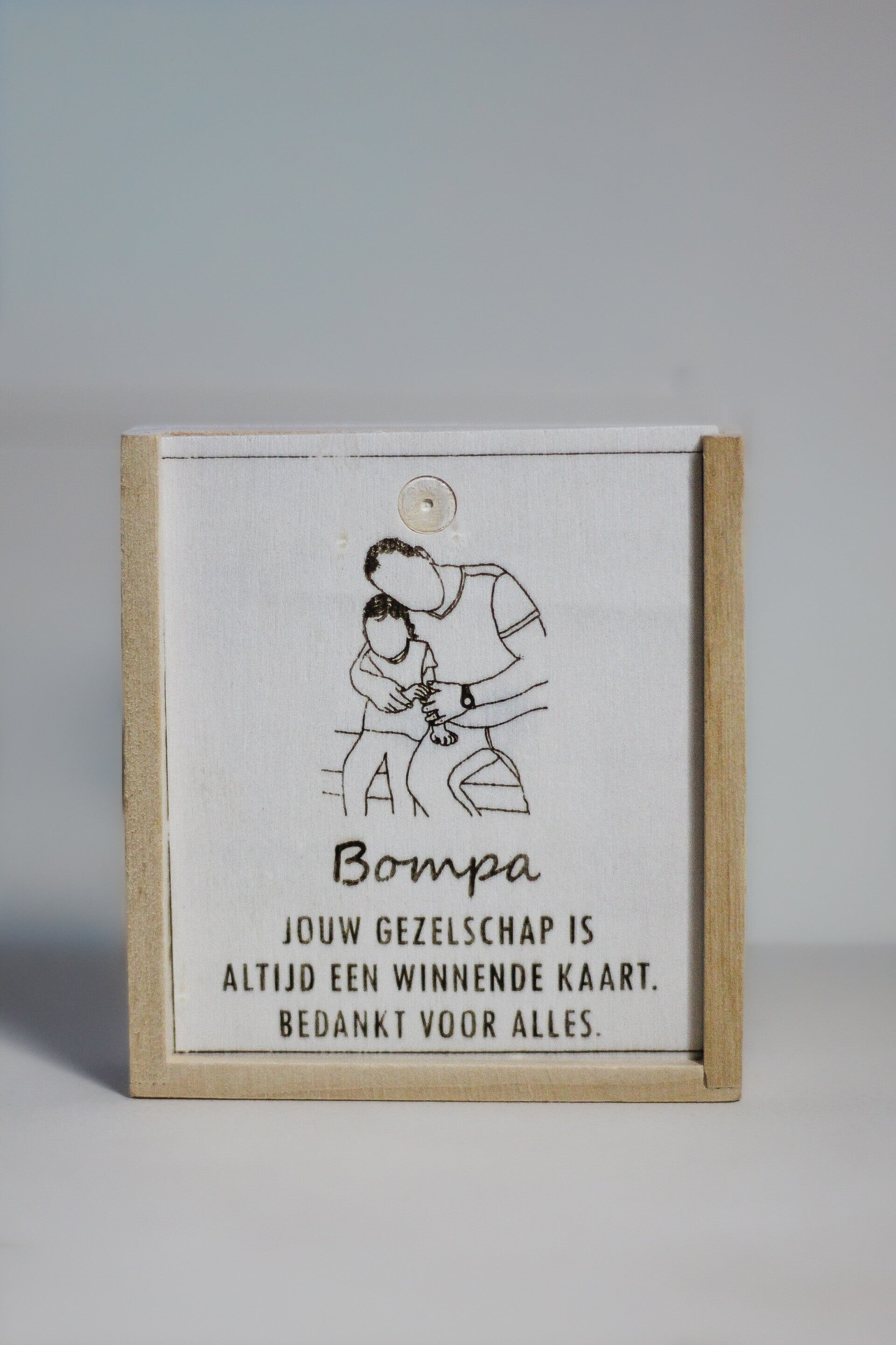 gepersonaliseerd kaartspel met dobbelstenen in houten doosje