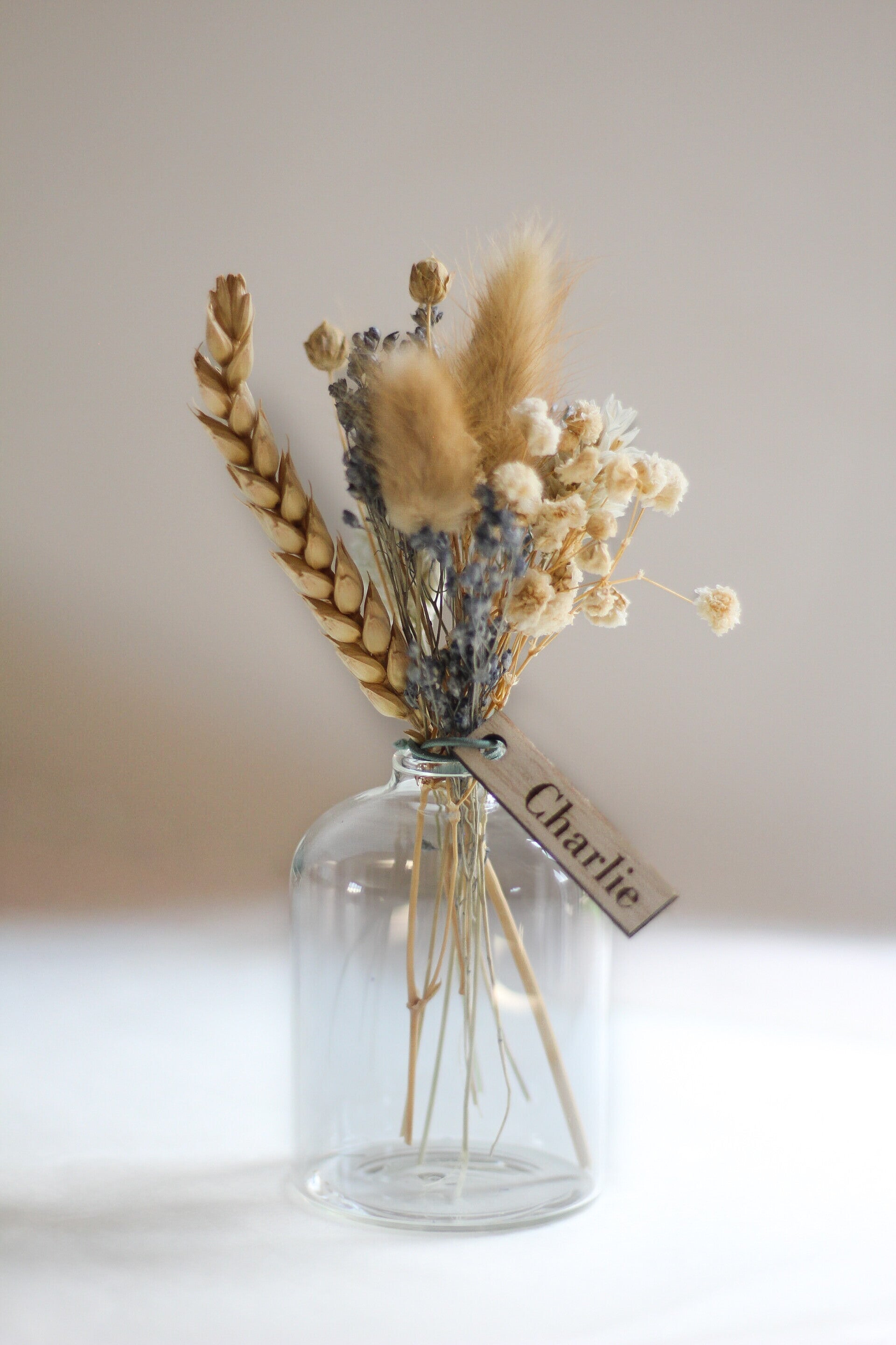 glazen vaasje met droogbloemen