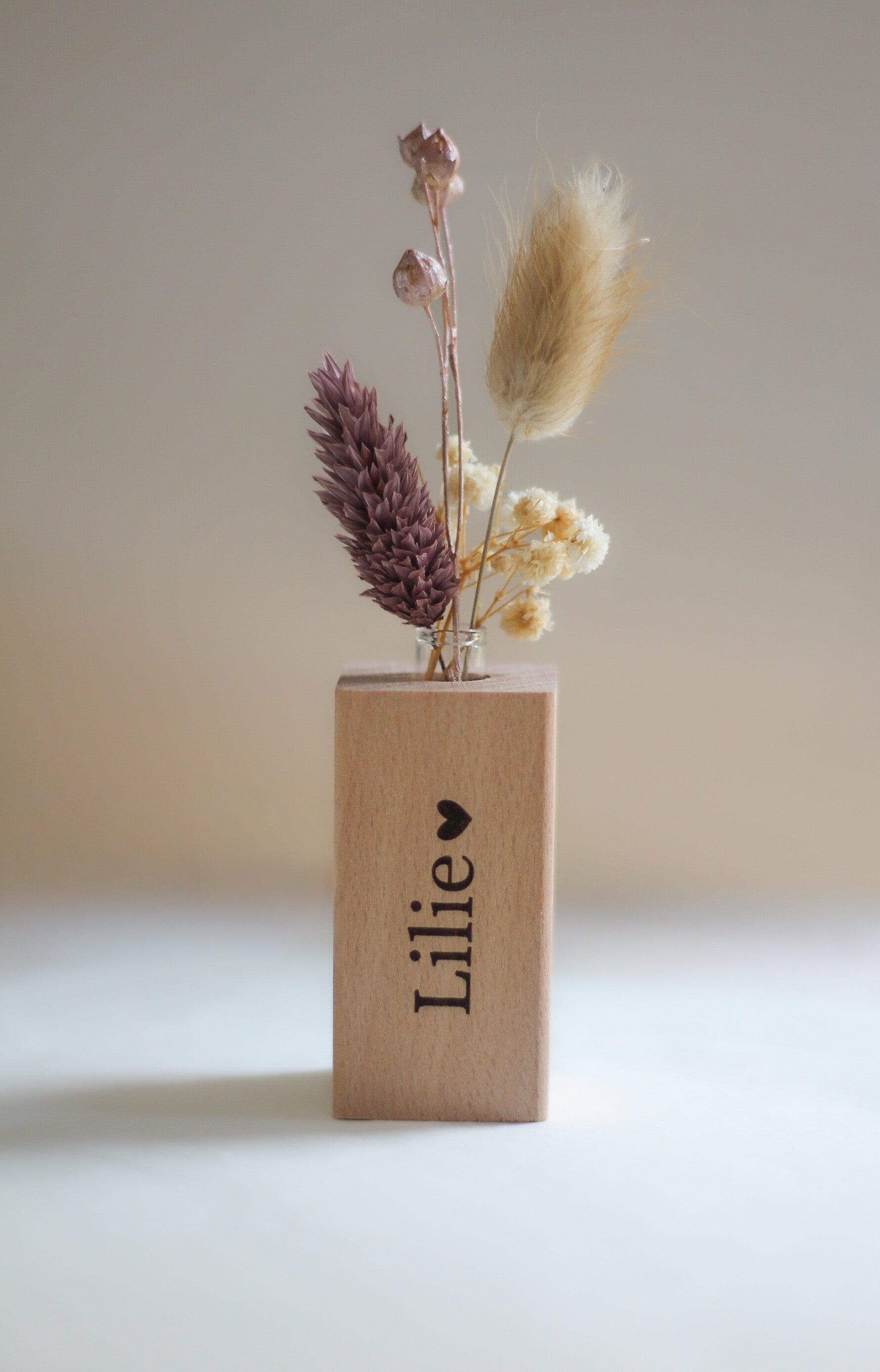 gegraveerd houten vaasje met droogbloemen