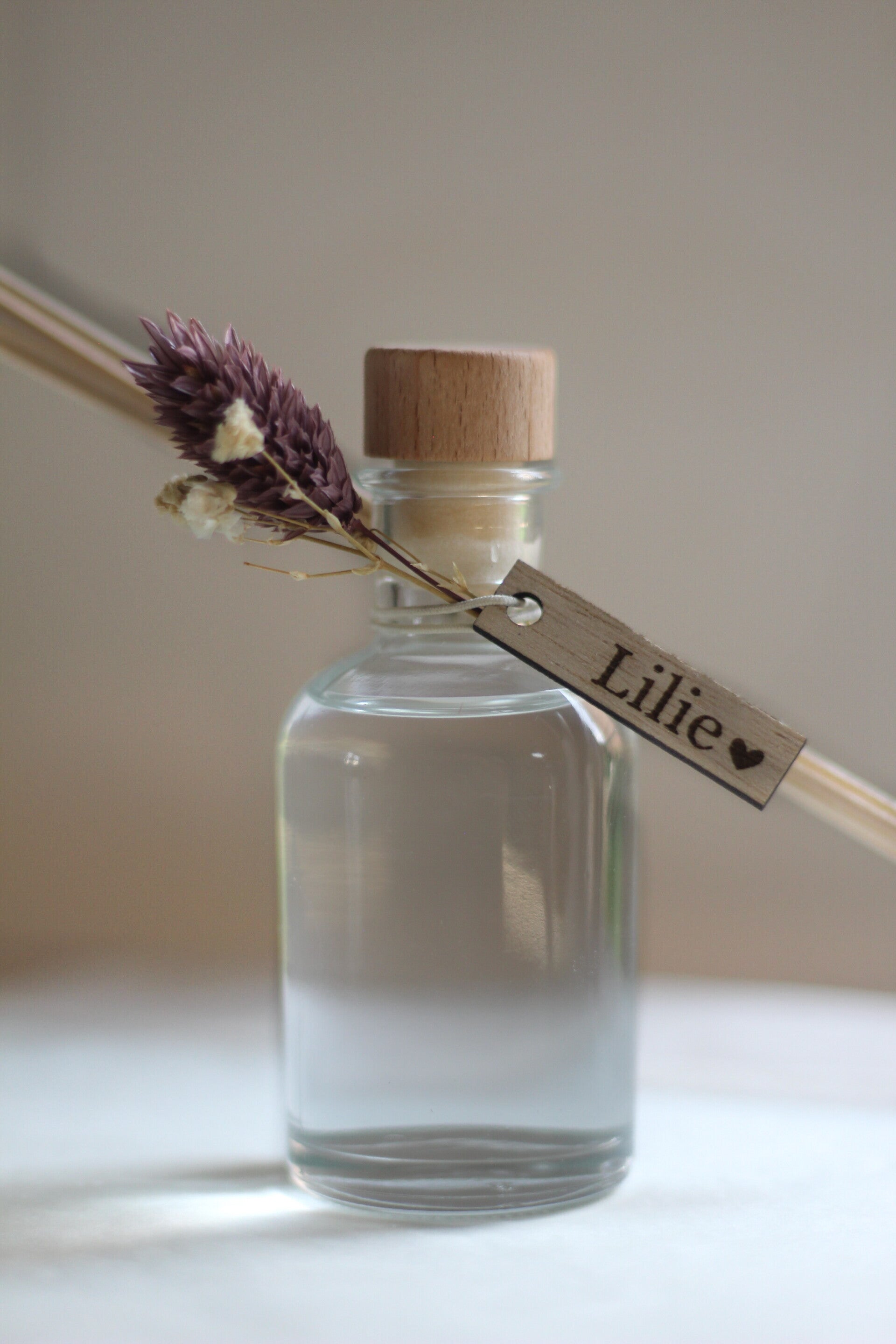 parfumflesje met geurstokjes