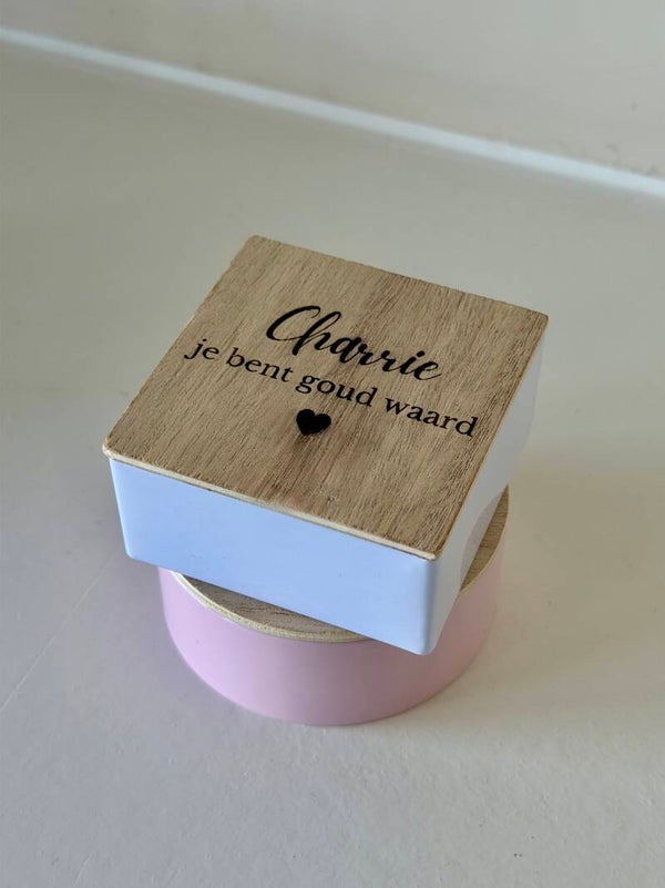 klein doosje wit of roze