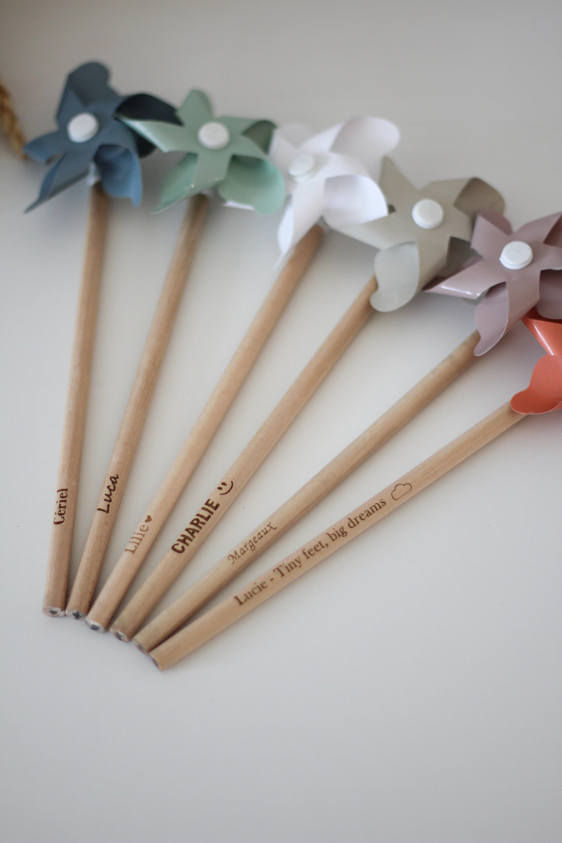 gegraveerd windmolentje en potlood (verschillende kleuren) - 5 stuks