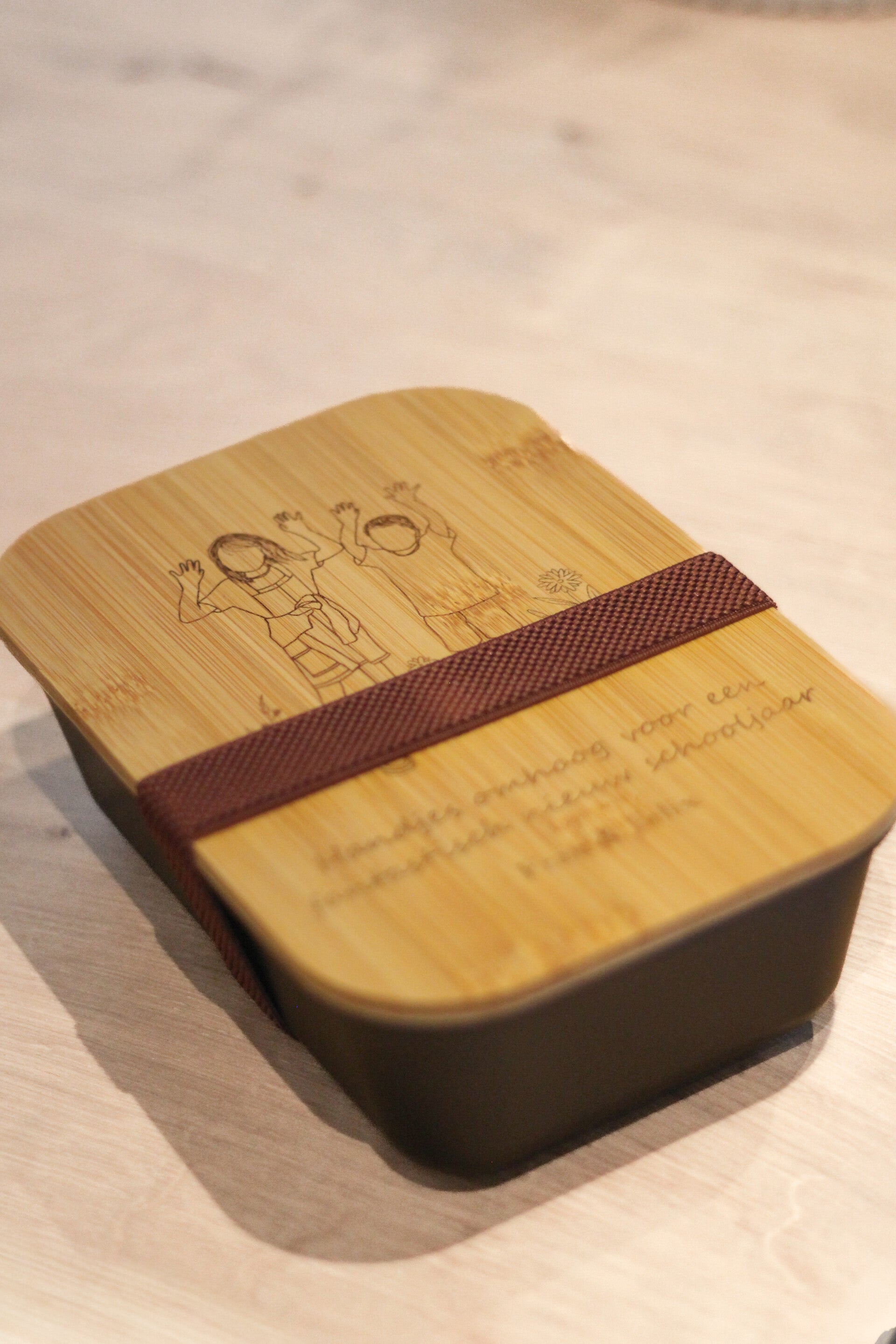 gepersonaliseerde witte of zwarte lunchbox met bamboedeksel