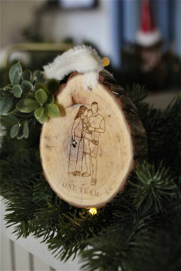 kersthanger boomstronk gepersonaliseerd met lijntekening
