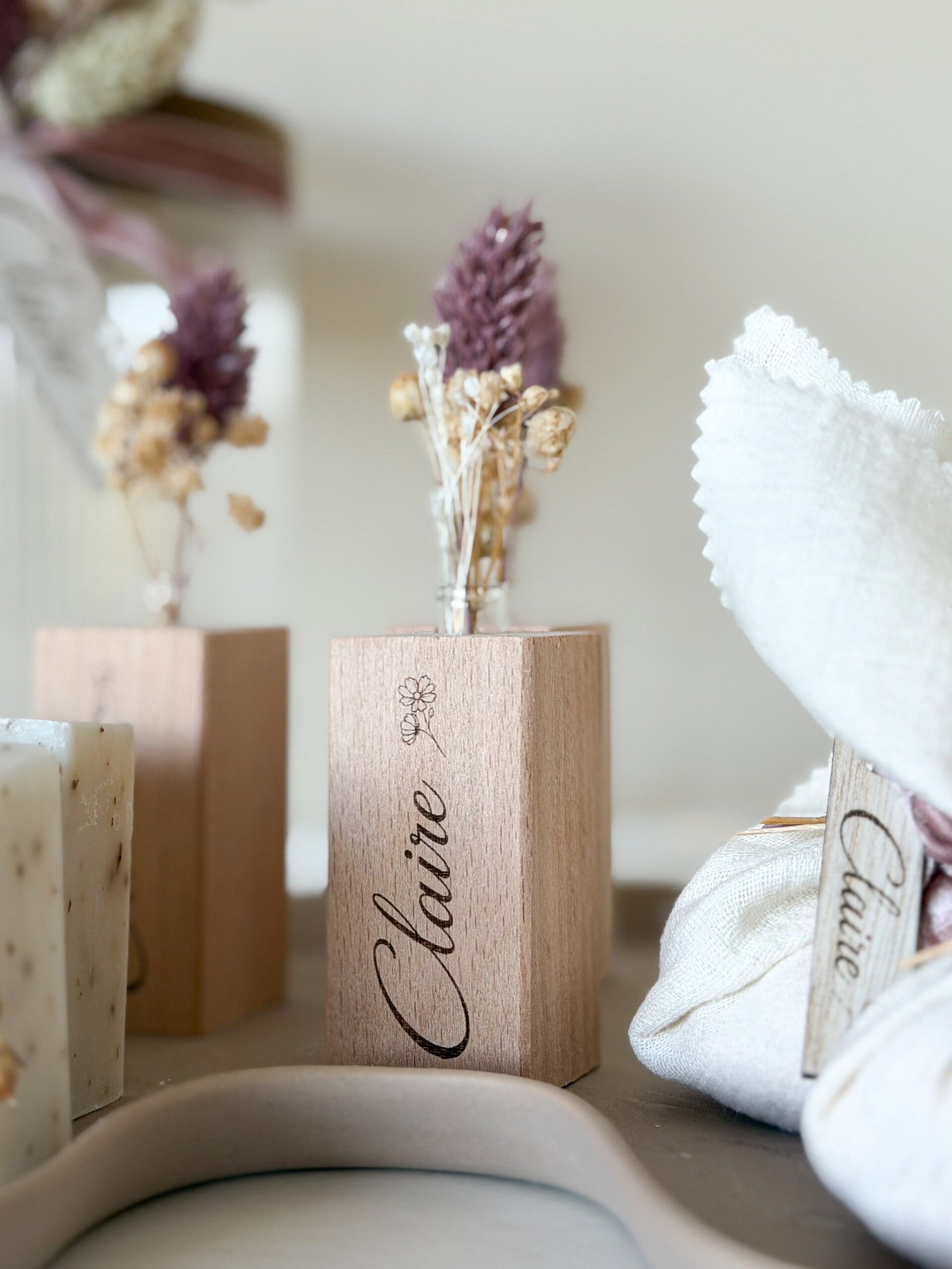 gegraveerd houten vaasje met droogbloemen