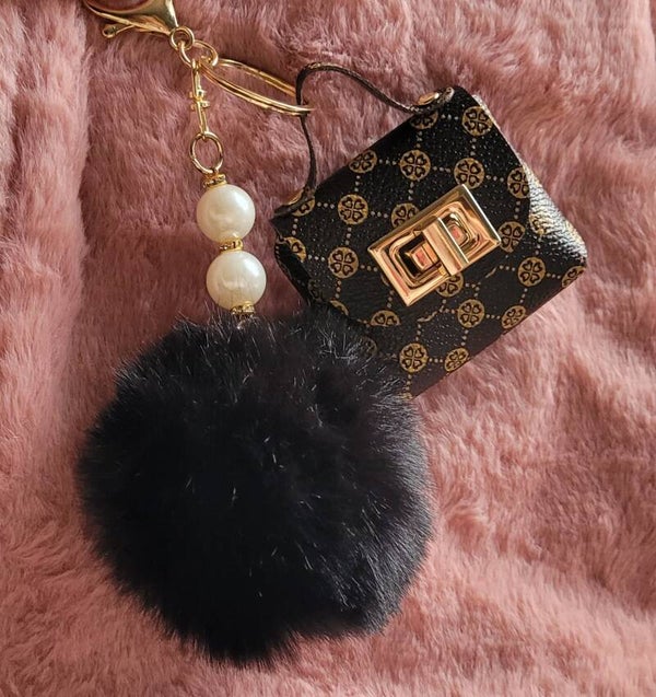 Hanger met minitasje, parels en pompom
