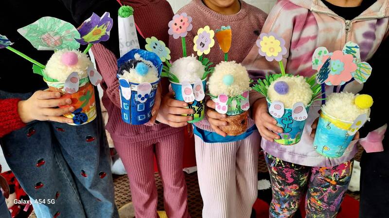 children crafting at Doodlebugs Holiday Camp 