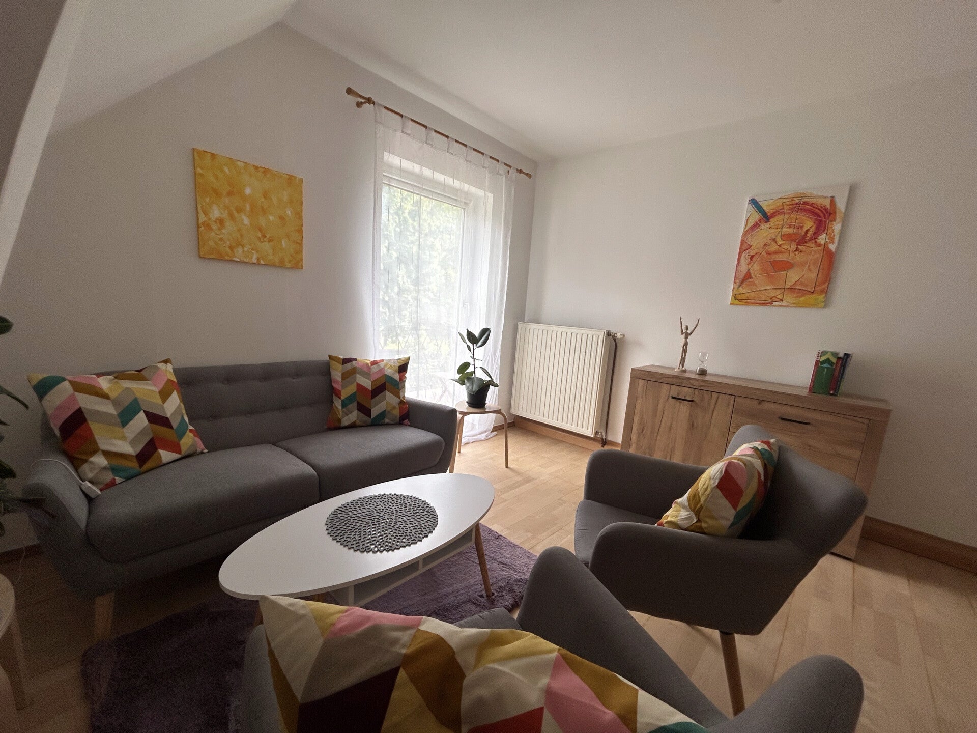 Lebens- und Sozialberatung Beratungsraum, mit Bildern und Pflanzen gemütlich eingerichtetin Traun