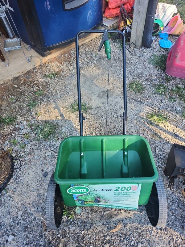 Scott's AccuGreen Seeder 2000 And Fertilizer Spreeder
