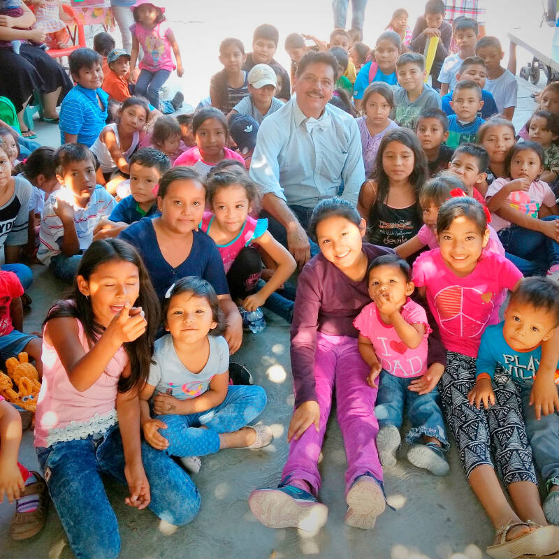 Antonio Henaine en un albergue de niños