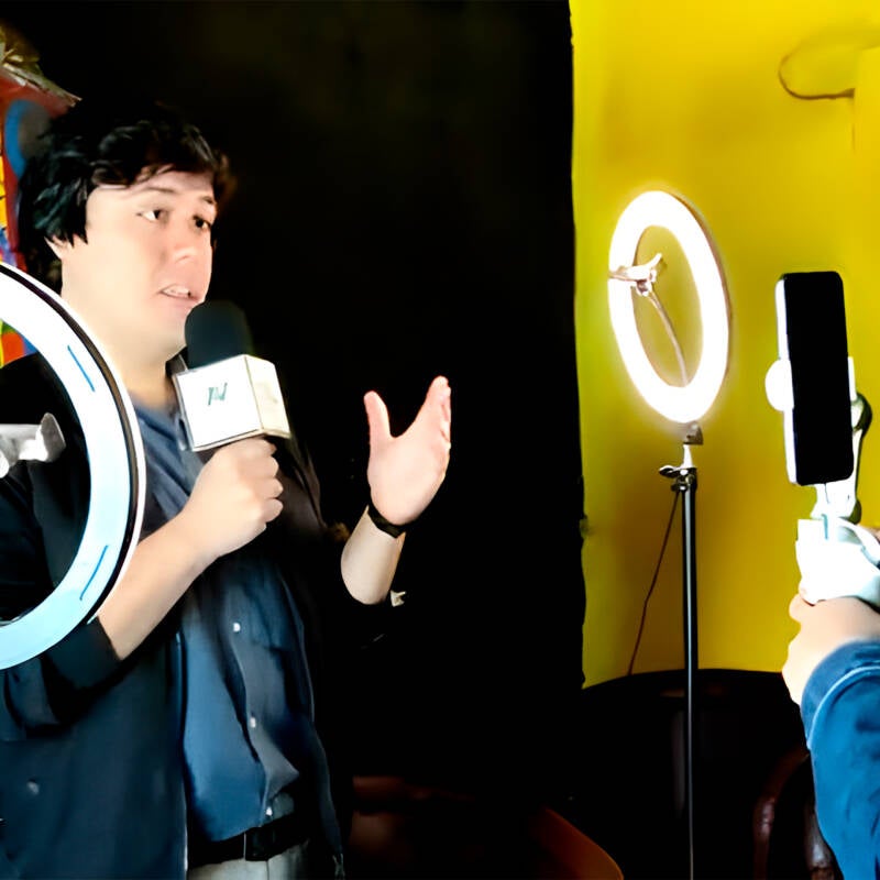 Entrevista a Oliver Henaine para proyección gratuita de películas de CAPULINA