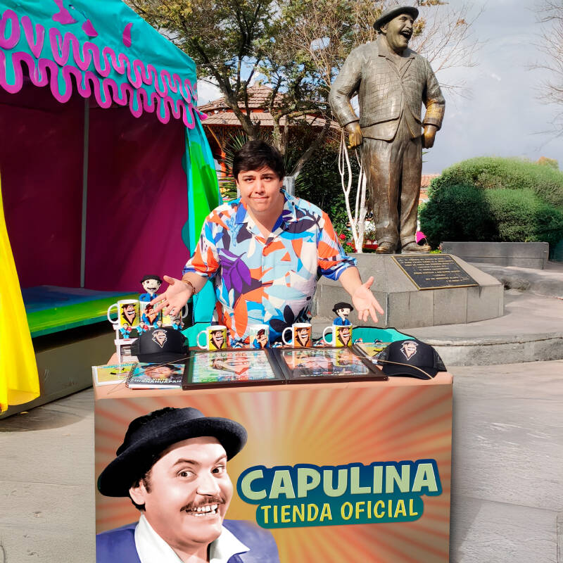 Tiendita de CAPULINA a un lado de su estatua en Chignahuapan, Puebla