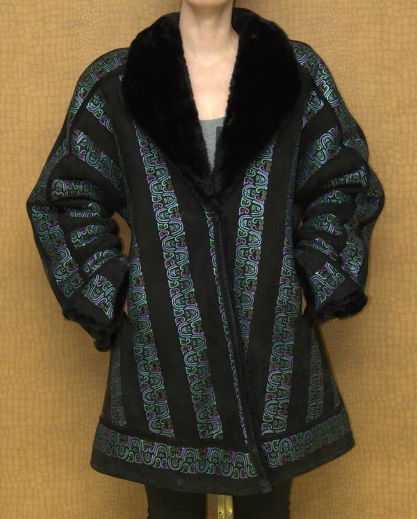 Stijlvolle zwarte lammy met gekleurd patroon [Flowing Furs]