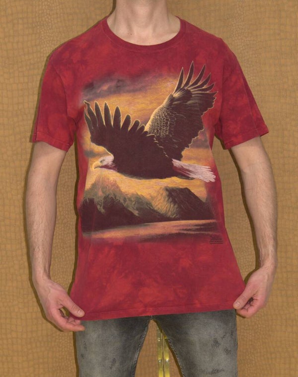 Rood shirt met reusachtige adelaar [The Mountain]