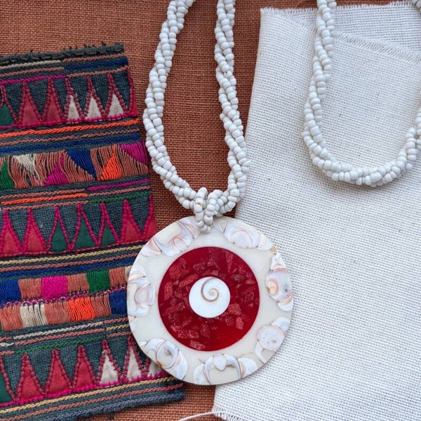 Vintage Schelpenketting met Rode Inleg