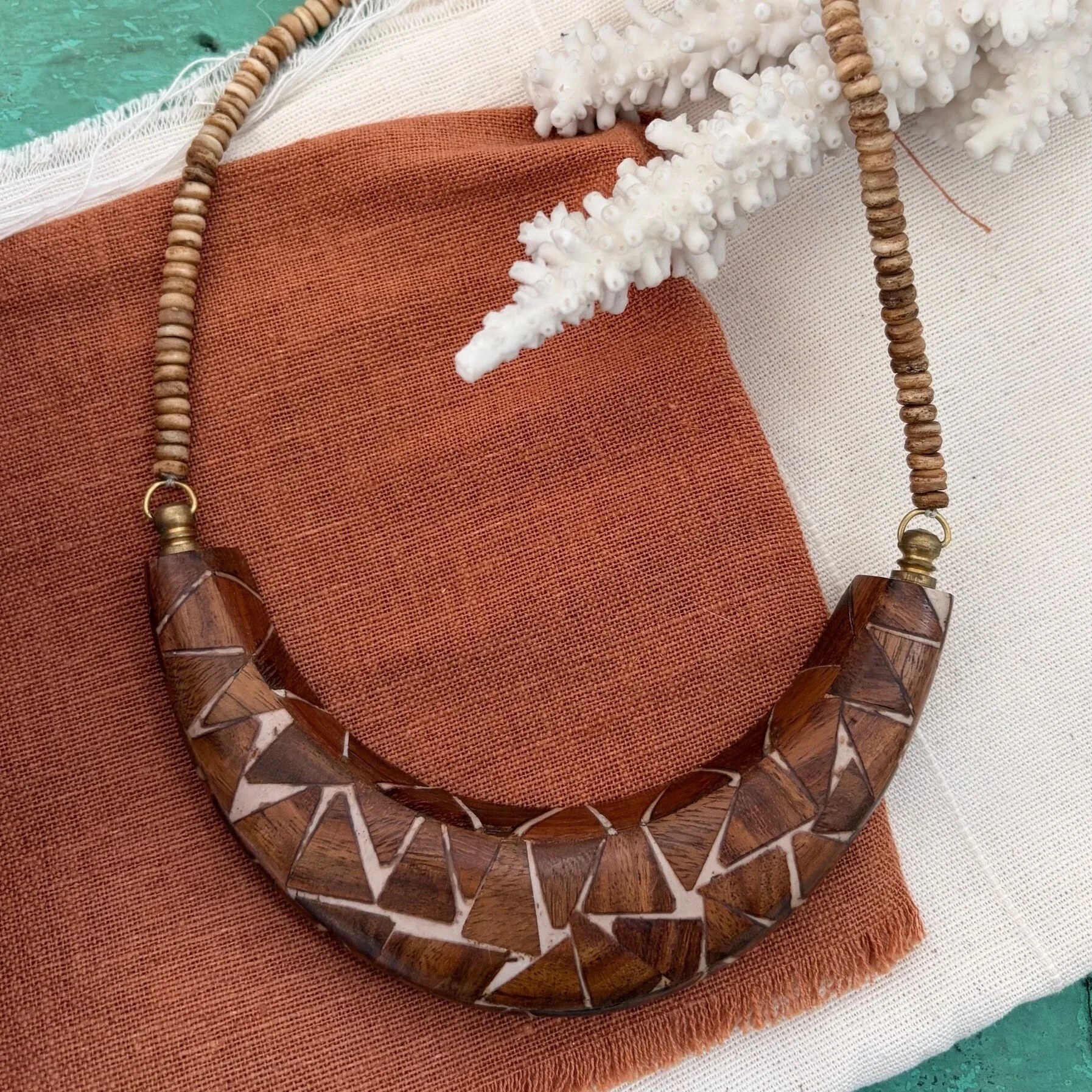 Vintage Houten Boho Halssieraad Met Ingelegd Motief