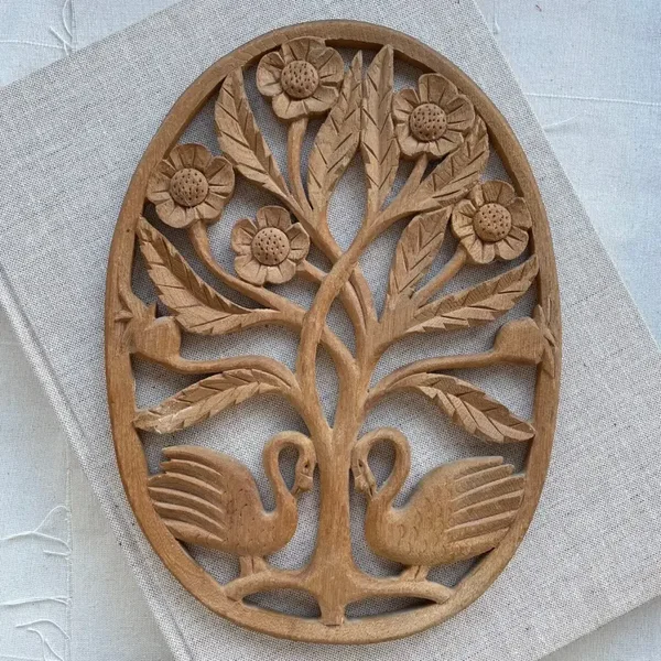 Vintage Houtsnijwerk – Bloemen & Zwanen