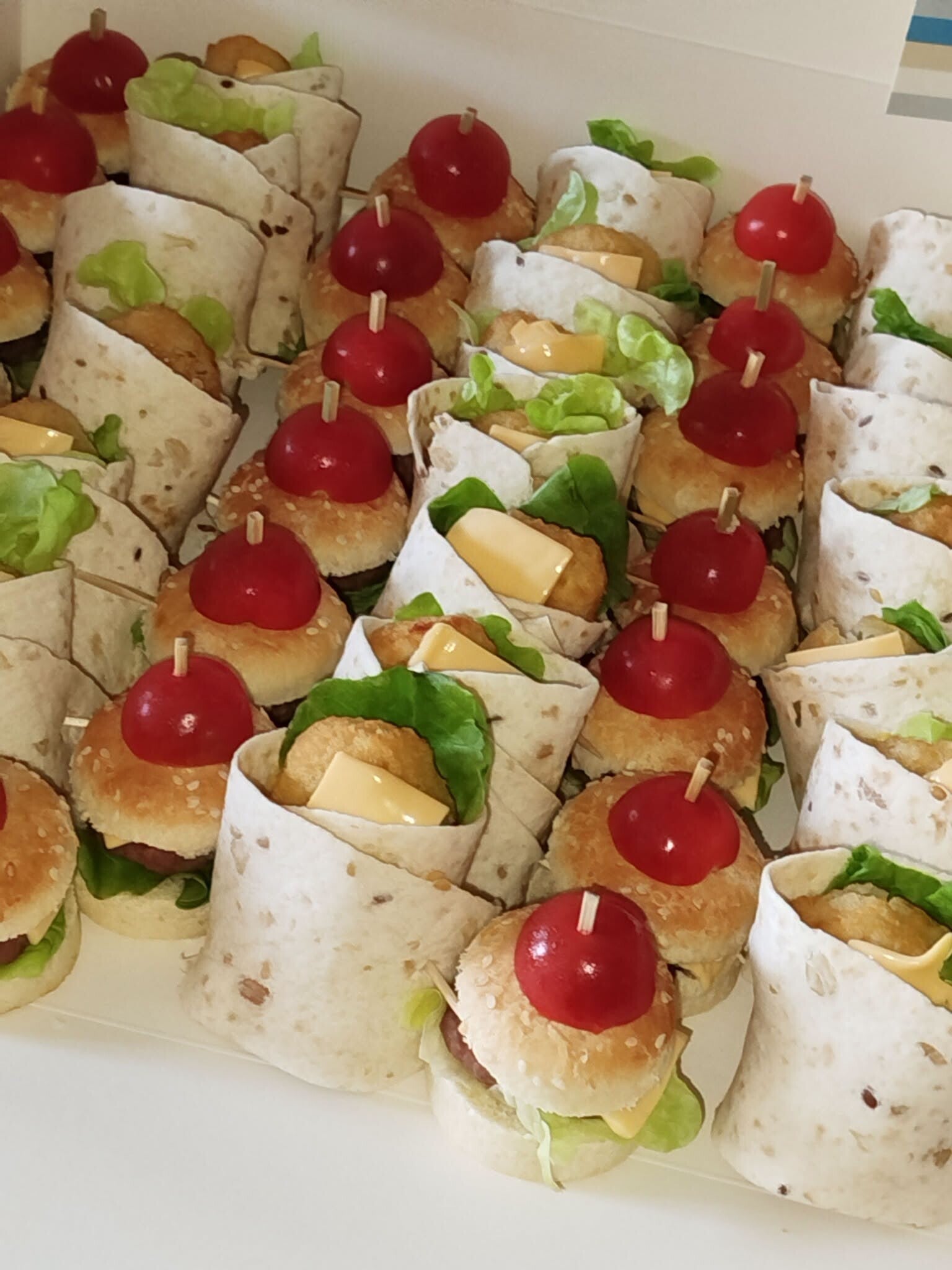 Plateau mini burgers & wraps – 15 pièces
