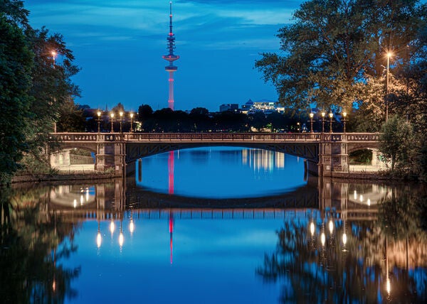 Hamburg. Abend am Schwanenwik / 99